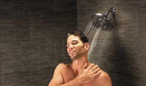 Lợi ích của việc tắm nước nóng dưới cây sen tắm mà ít người biết đến